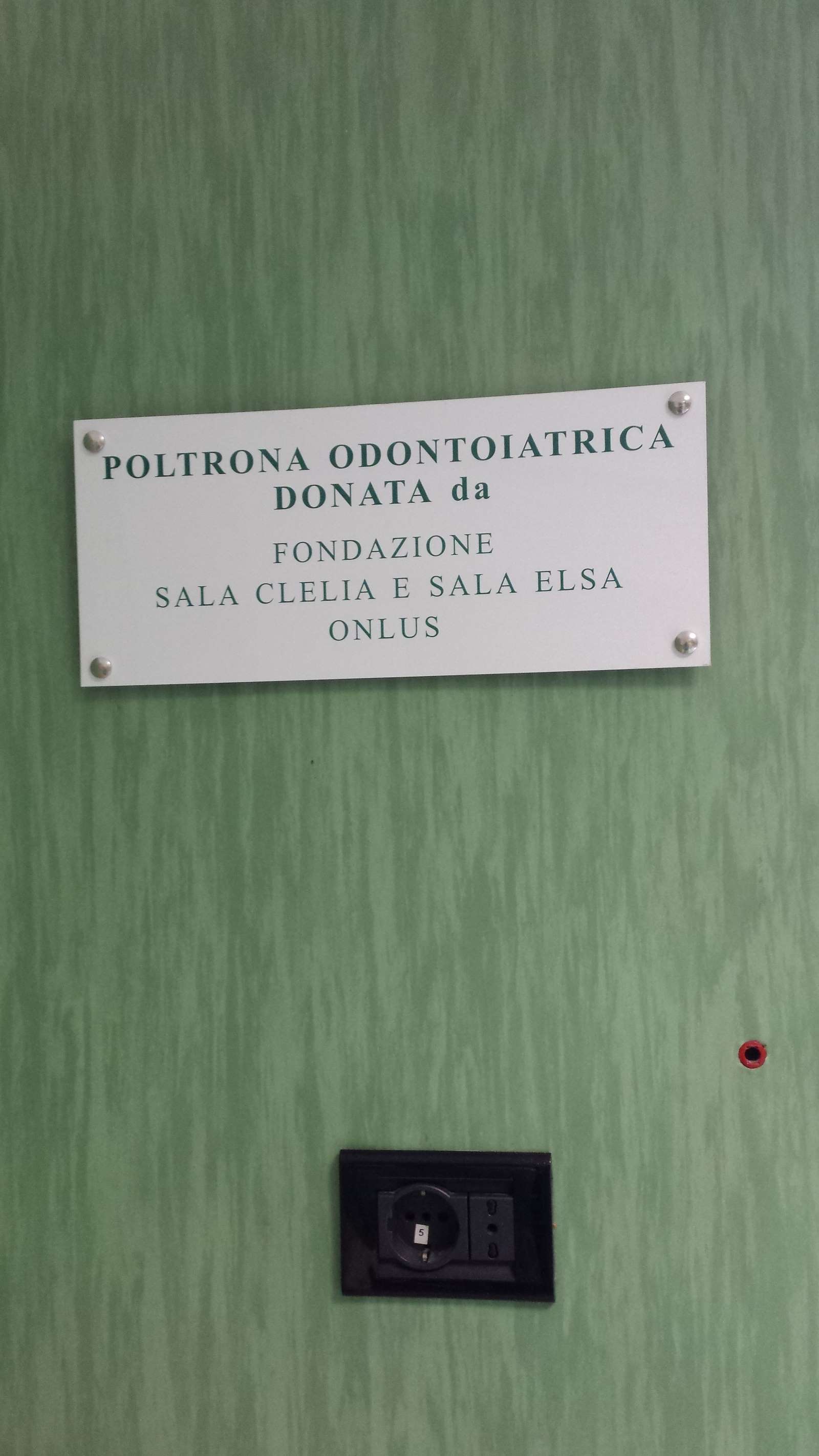Poltrona odontoiatrica donata all?Ospedale Sacco di Milano