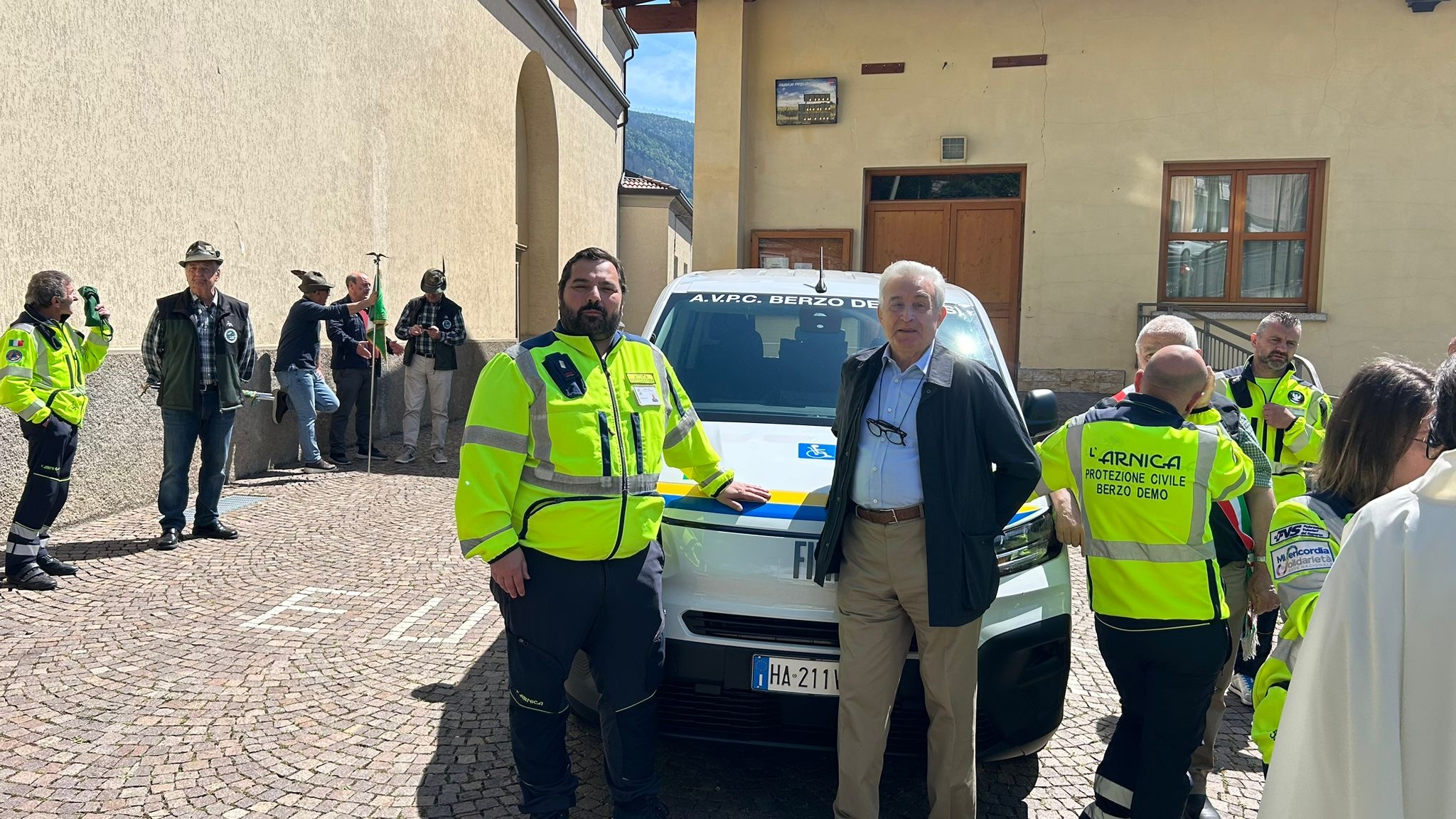 Consegna del Fiat Doblo all'associazione L'Arnica