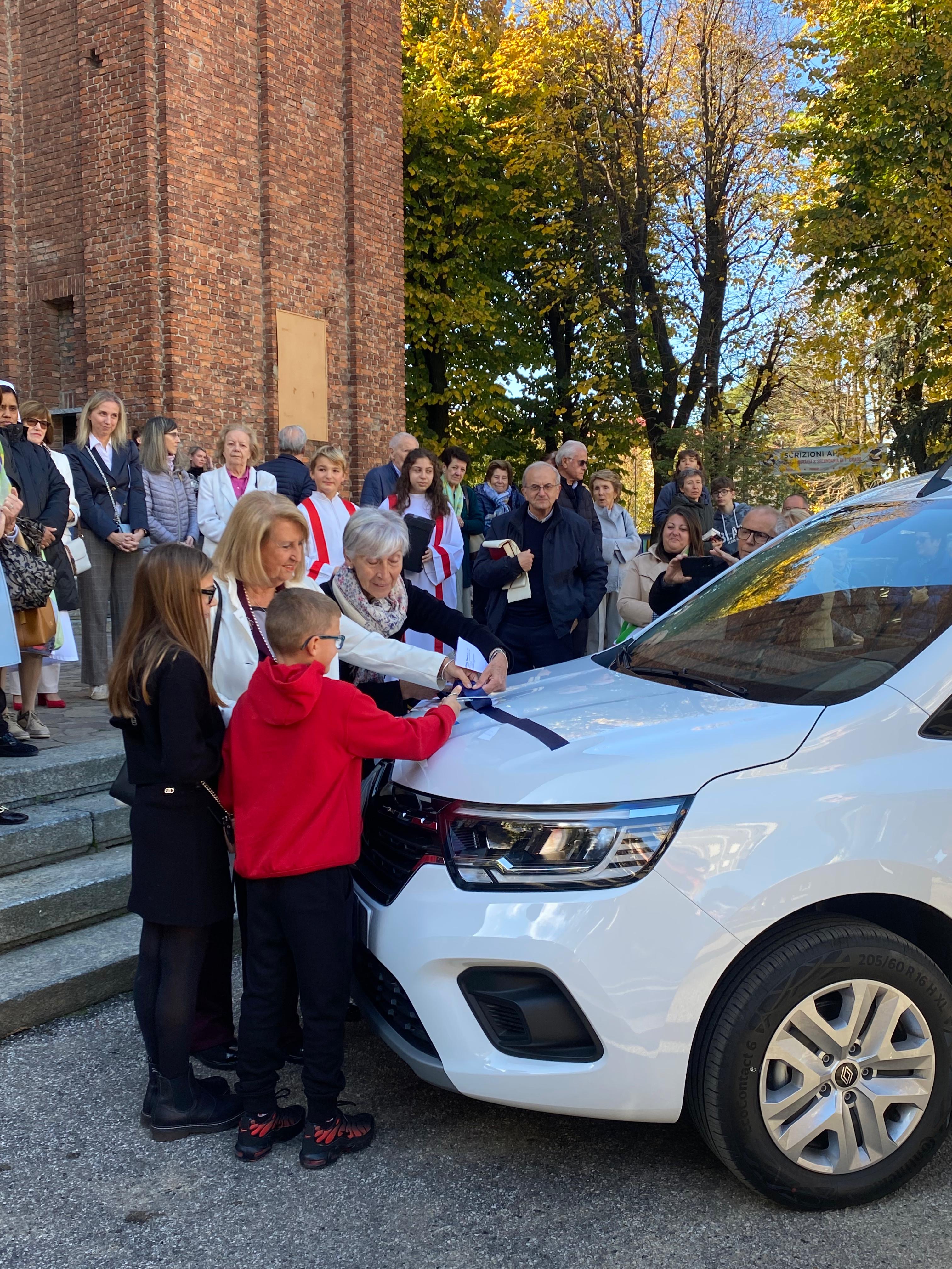 Consegna del Renault Kangoo al Gruppo Volontari Medesi